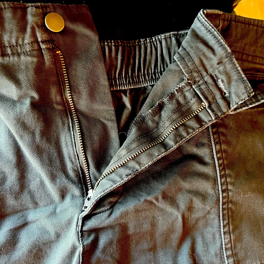 Women’s cargo olive green 4 pocket elastic band in back.